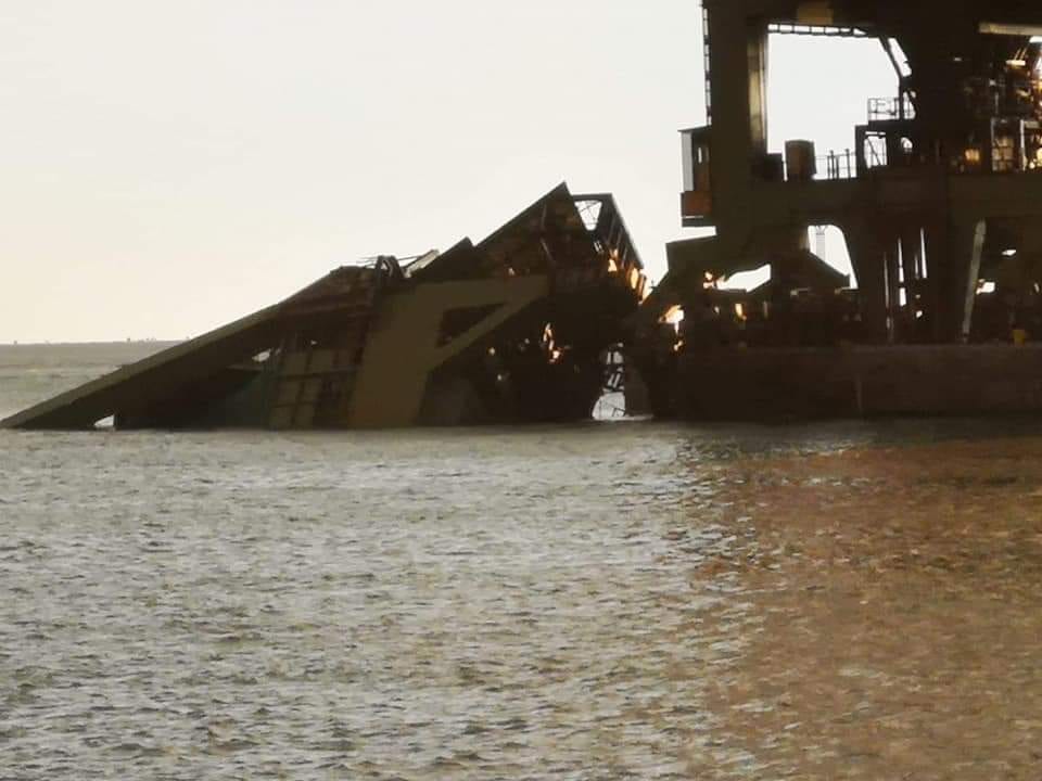 Precipita in mare una gru dello stabilimento Arcelor Mittal (ex Ilva), operaio disperso
