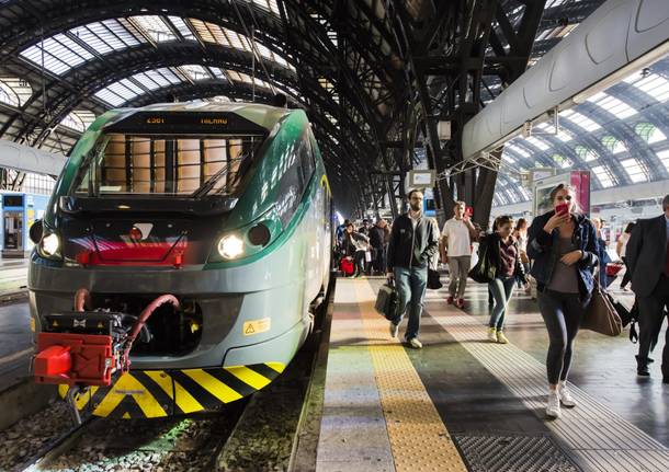 Traffico ferroviario nel caos tra nord e sud per un incendio doloso in un impianto di Firenze