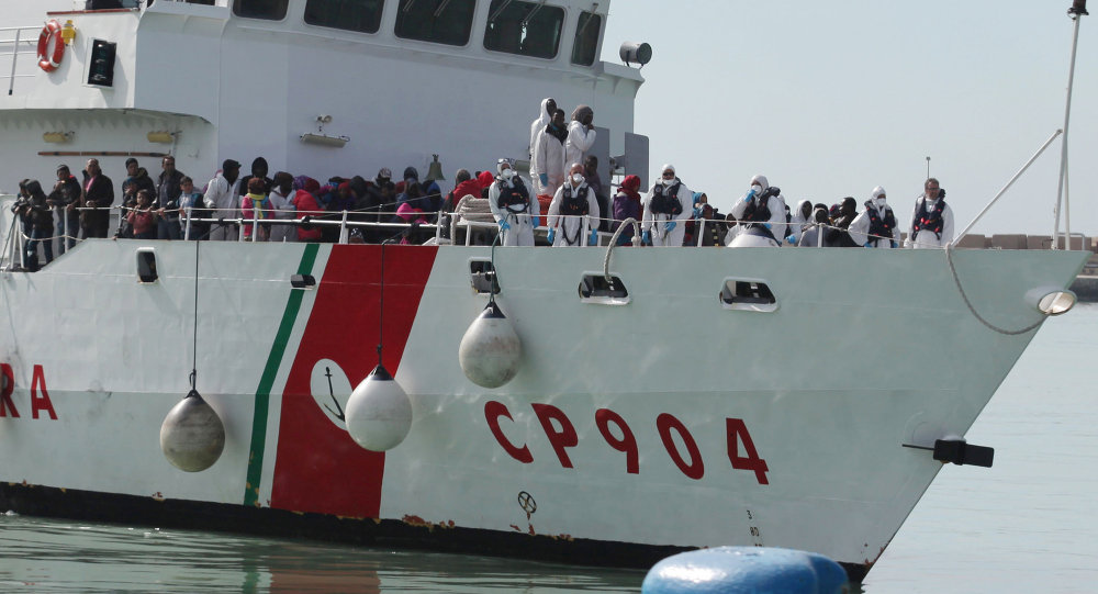 Restano sulla nave della Guardia Costiera i 135 migranti salvati tra Libia ed Italia