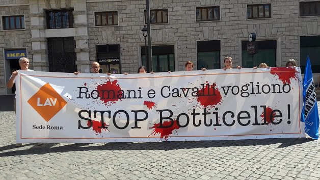 Flash mob degli attivisti della Lav: