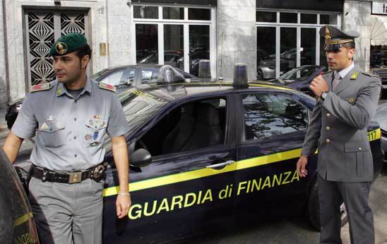 Tredici in carcere per favoreggiamento dell’immigrazione clandestina. Il blitz della Guardia di Finanza