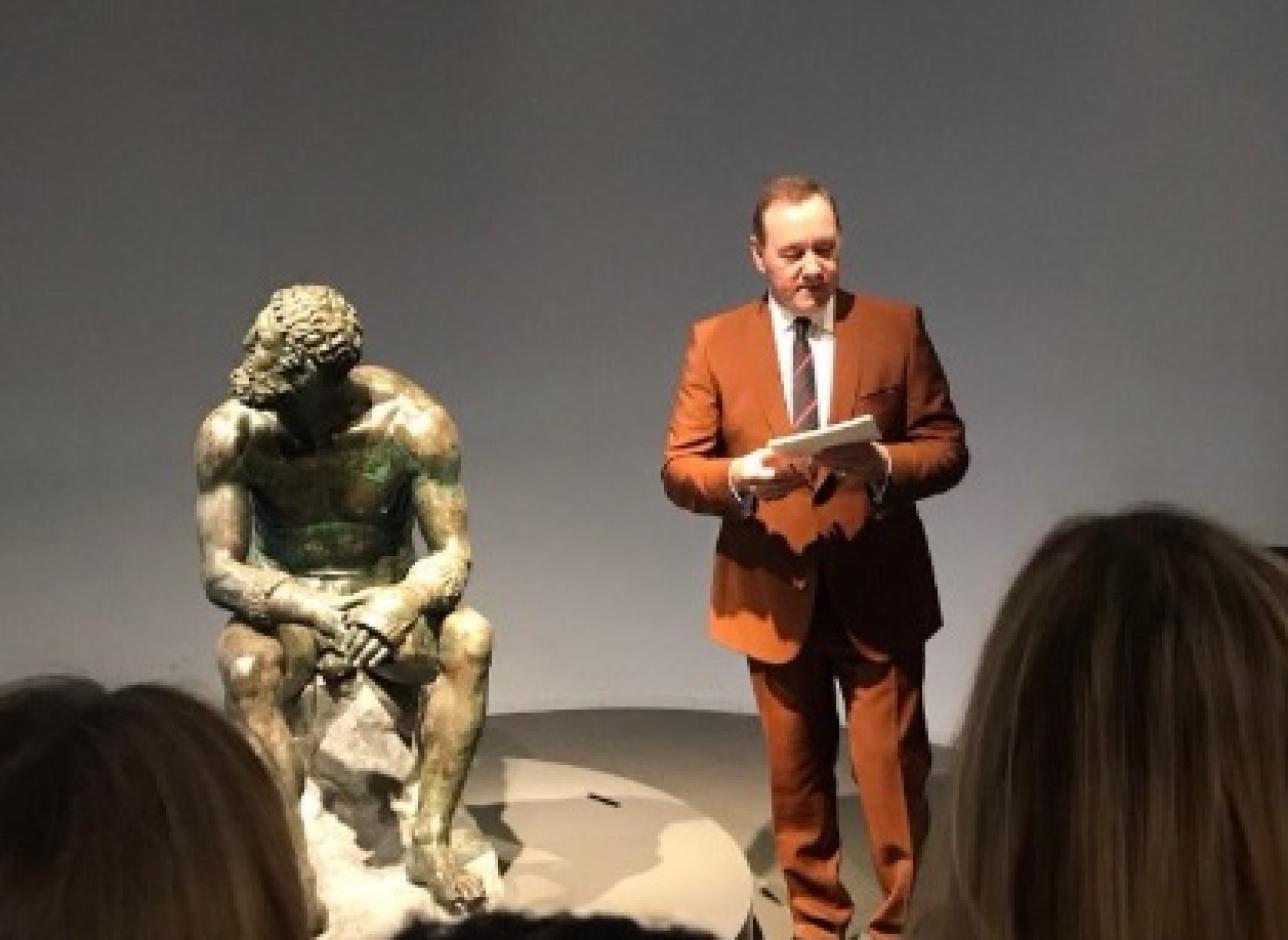 L’attore Kevin Spacey torna sul palco e cerca il rilancio da Roma