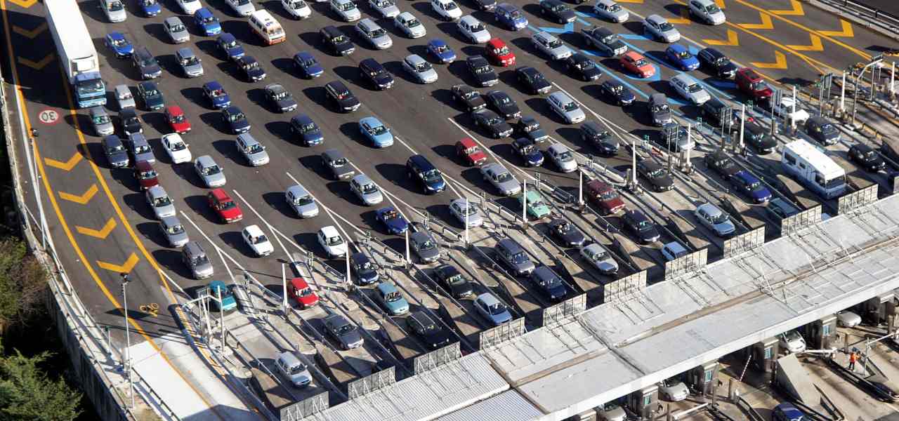 Incognita caselli autostradali con lo sciopero (si dovrà comunque pagare alle porte automatiche) sul primo vero esodo estivo. Bollino nero per 48 ore, poi il maltempo e gli incidenti