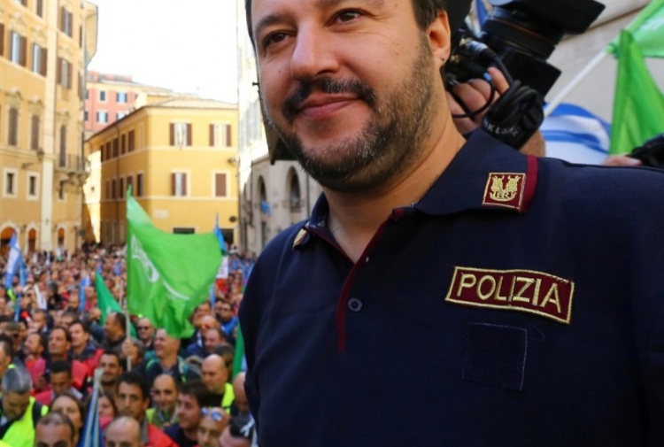 Poliziotti senza pantaloni, camice e magliette, gli agenti costretti a comprare da soli le uniformi. L’appello a Salvini