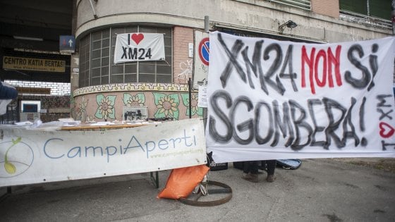 Sgomberato il centro sociale Xm24 di Bologna. Salvini “Ruspe democratiche”