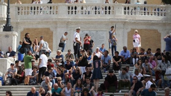 Scalinata di Trinità de Monti, tutti in piedi