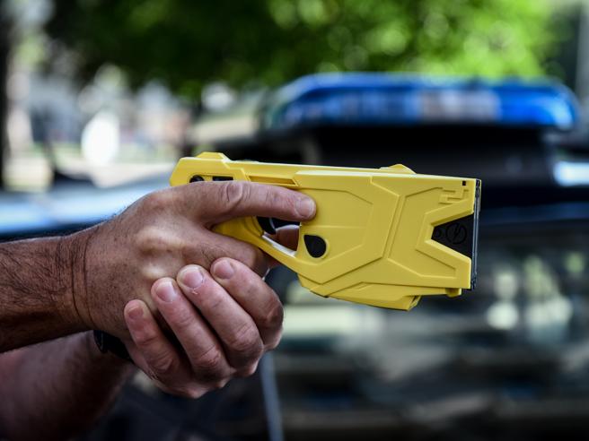 Roma, M5S boccia con astensione mozione Lega su taser per la Polizia Locale