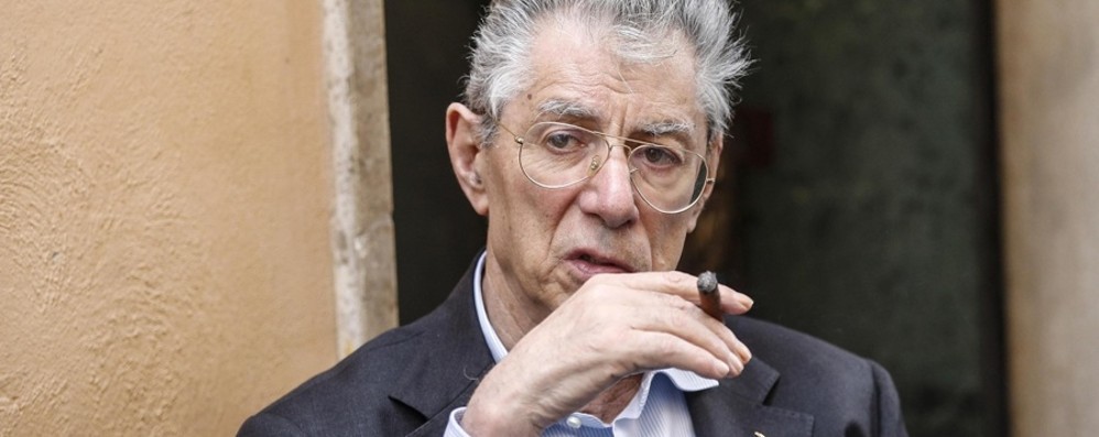 Fondi della Lega, Bossi sarcastico: “Io ormai defenestrato”