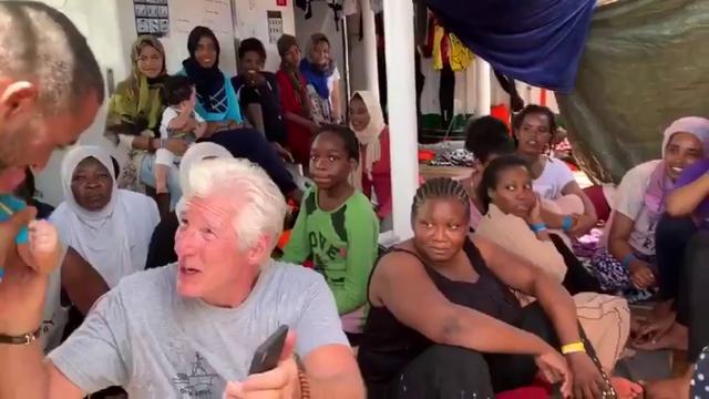 Insolita coppia a Lampesusa: Richard Gere e chef Rubio in campo per Open Arms