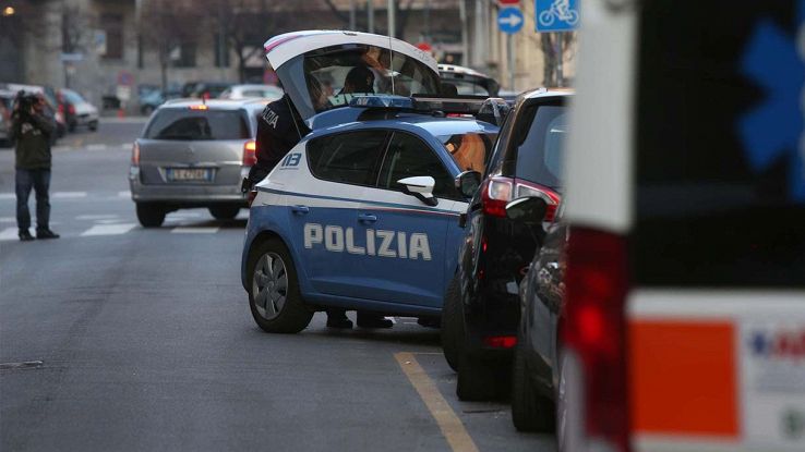 Caccia all’uomo per l’omicida che ha assassinato una cameriera a Reggio Emilia