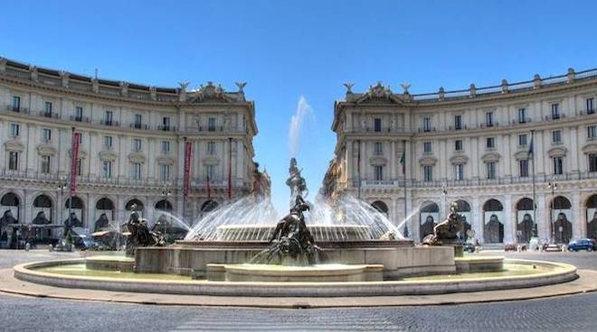 Piazza della Repubblica, è tornata finalmente a zampillare la Fontana delle Najadi