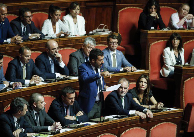 Salvini apre al taglio dei parlamentari, ma incassa una sconfitta al Senato dove M5S e Pd votano insieme. Di Maio pronto a trattare con il leader leghista