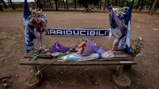 Disertato da familiari e tifosi il funerale di Fabrizio Piscitelli. Giornata ad alta tensione nella Capitale