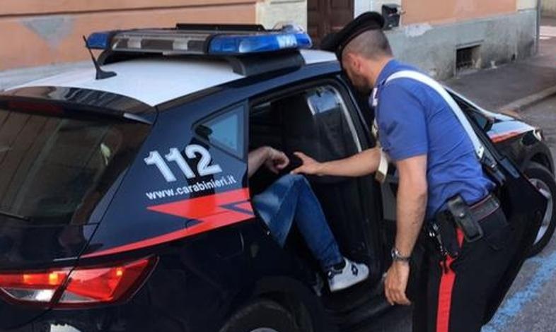 Ha cercato di distruggere la porta della ex e finisce nei guai