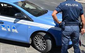 Importunava i passanti seminudo ed armato di un piccolo coltello. Fermato dalla Polizia di Stato