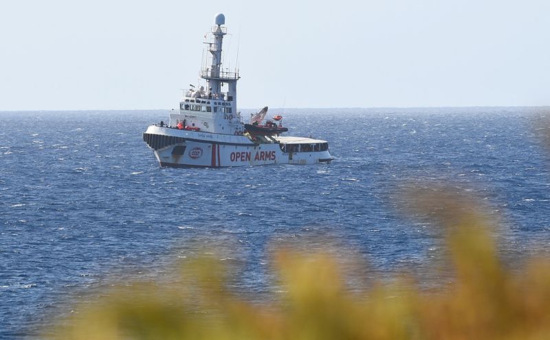 Open Arms resta alla fonda con i suoi profughi di fronte a Lampedusa