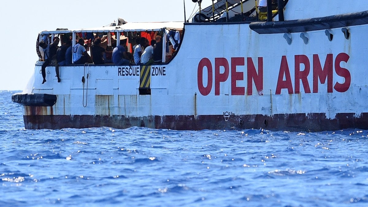 Open Arms tentativi di accordo dopo l’apertura di altri porti sicuri. L’Ong chiede ad Italia e Spagna i mezzi necessari al trasferimento dei migranti