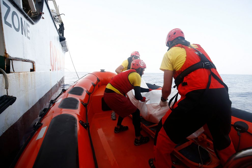 ‘Girone dantesco’sulla Open Arms. I migranti si lanciano dalla nave e cercano di raggiungere Lampedusa a nuoto