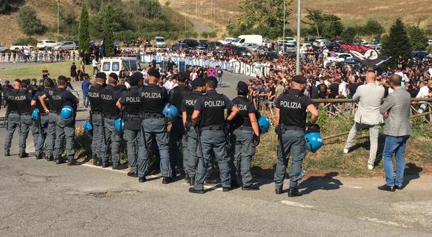 Celebrati nel Santuario del Divino Amore a Roma i funerali di Fabrizio Piscitelli. Tensioni alla fine del rito funebre