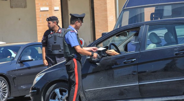 Follia nella estrema periferia di Roma, prende a martellate un uomo e poi lo travolge con l’auto