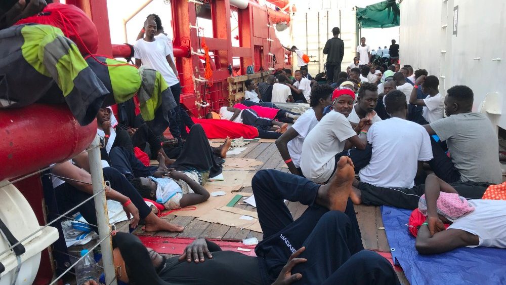 Svolta per i profughi della Ocean Viking, sei Paesi europei accoglieranno i migranti. Lo sbarco a Malta