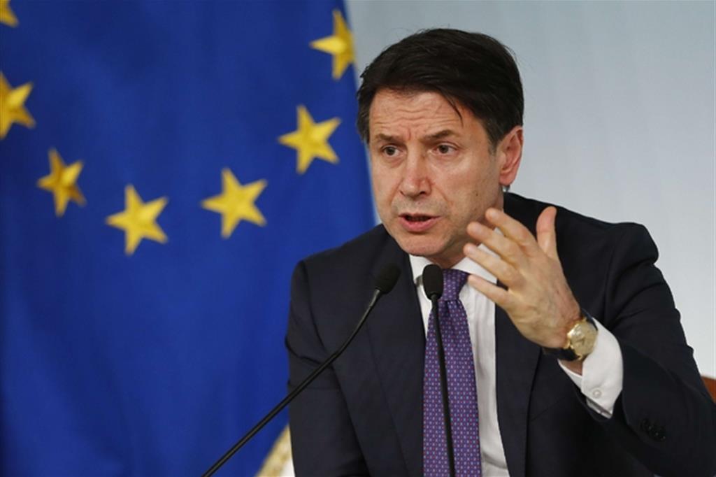 Boom di gradimento per il Premier Conte. Supera anche Salvini