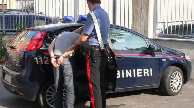 Via Veneto, ruba in un market e picchia la cassiera. Arrestato