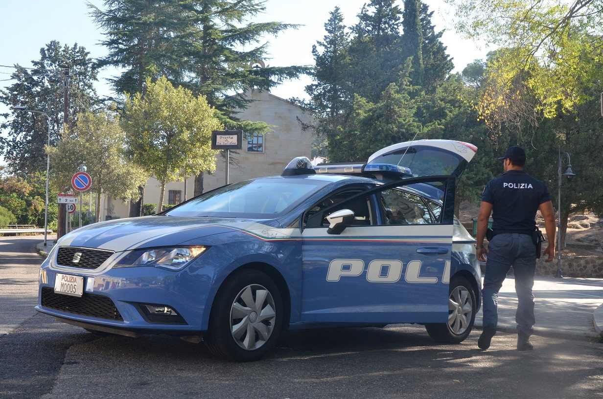 Prima tenta di rapinarlo, poi lo ferisce con un coccio di vetro. Arrestato in pieno centro