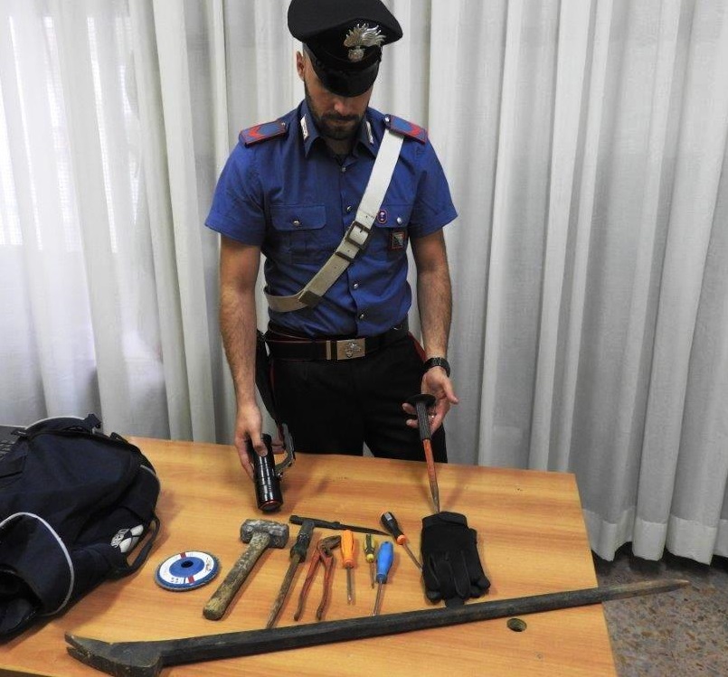 Roma, Ponte Milvio, avevano attrezzi da scasso e refurtiva: denunciate due persone
