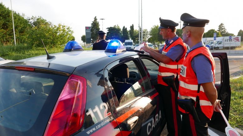 Aggredisce e minaccia un barista, poi la fuga e l’arresto