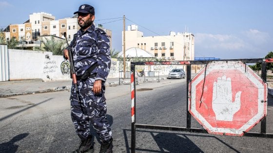 Gaza, tre agenti uccisi da kamikaze Isis