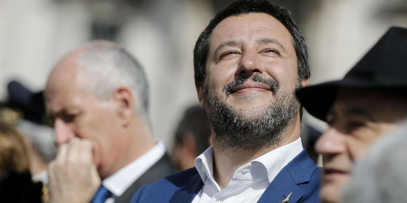 Crolla la fiducia in Salvini, stabile quella di Conte. Il leader leghista ha perso oltre 15 punti in pochi giorni