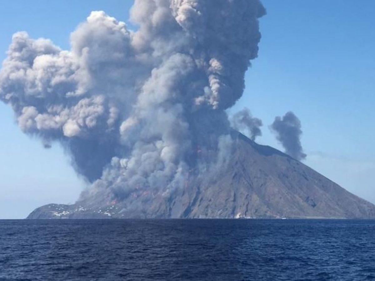 Lo Stromboli fa paura. Nuova forte esplosione, turisti in fuga