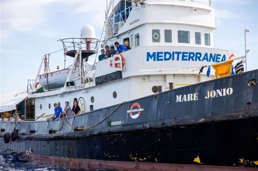 Nave Mare Jonio salva 100 migranti, tra loro 26 donne (8 incinte), 22 bambini sotto i dieci anni ed altri sei minori. Richiesta di Istruzioni alle autorità italiane