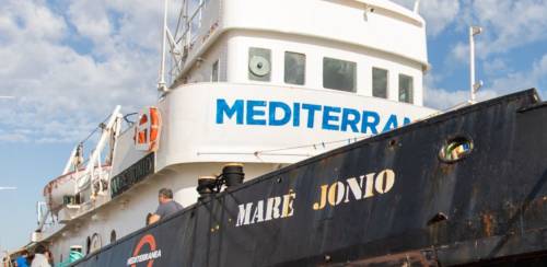 Salvini vieta l’ingresso in Italia a nave Mare Jonio. A bordo 100 profughi e tra loro tante donne e bambini