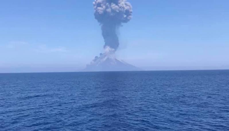 Lo Stromboli torna a far paura. Nuove esplosioni sulla vetta del vulcano