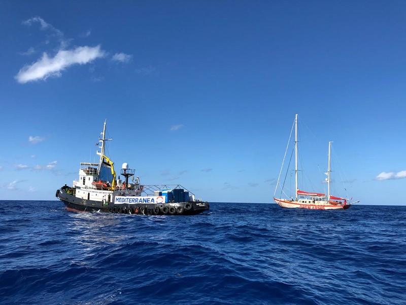 Nave Mare Jonio in balia delle onde alte due metri chiede di entrare in acque italiane