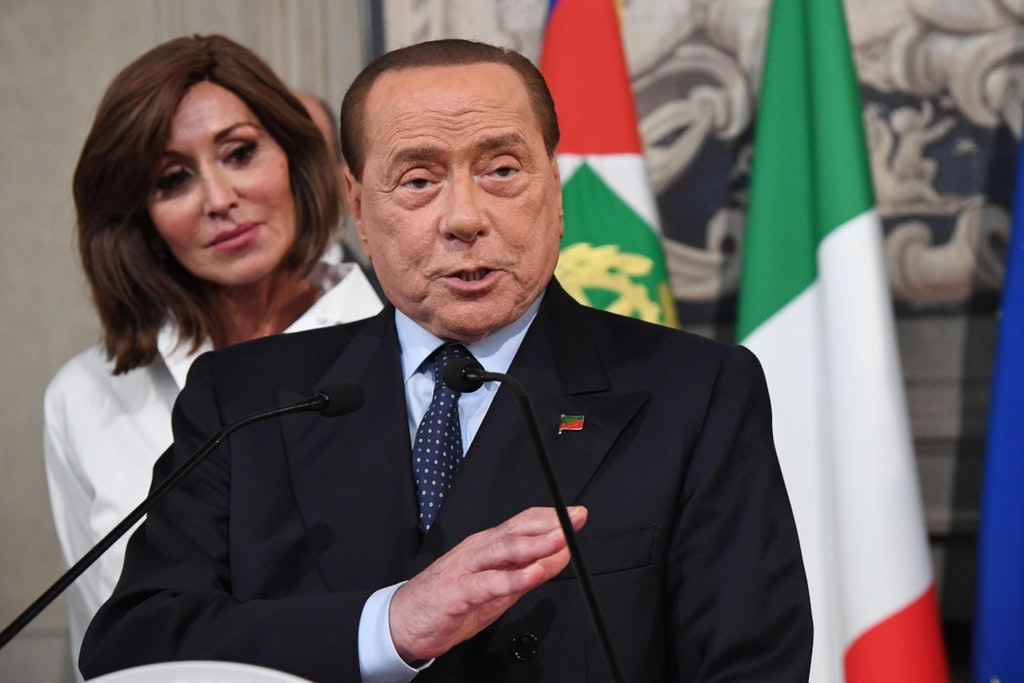 Berlusconi accusa Salvini: “Ha consegnato il Paese alla sinistra”. Poi rivendica l’orgoglio di essere nel Ppe