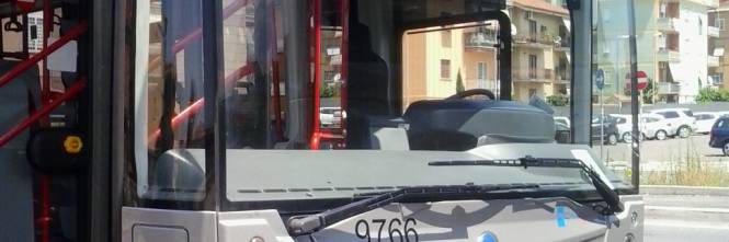 Somalo lancia sassi contro un bus, arrestato