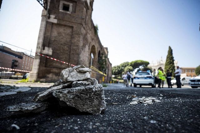 Mura Aureliane, cede un pezzo del rivestimento in travertino a Porta San Giovanni