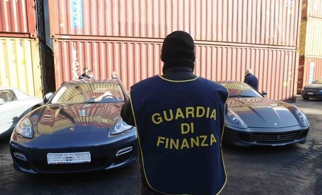 Auto di lusso, mega-truffa milionaria in mezza Italia
