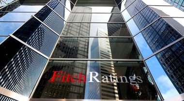 Cautela di Fitch sul nuovo Governo: “Scongiurato il voto ma restano i rischi politici”