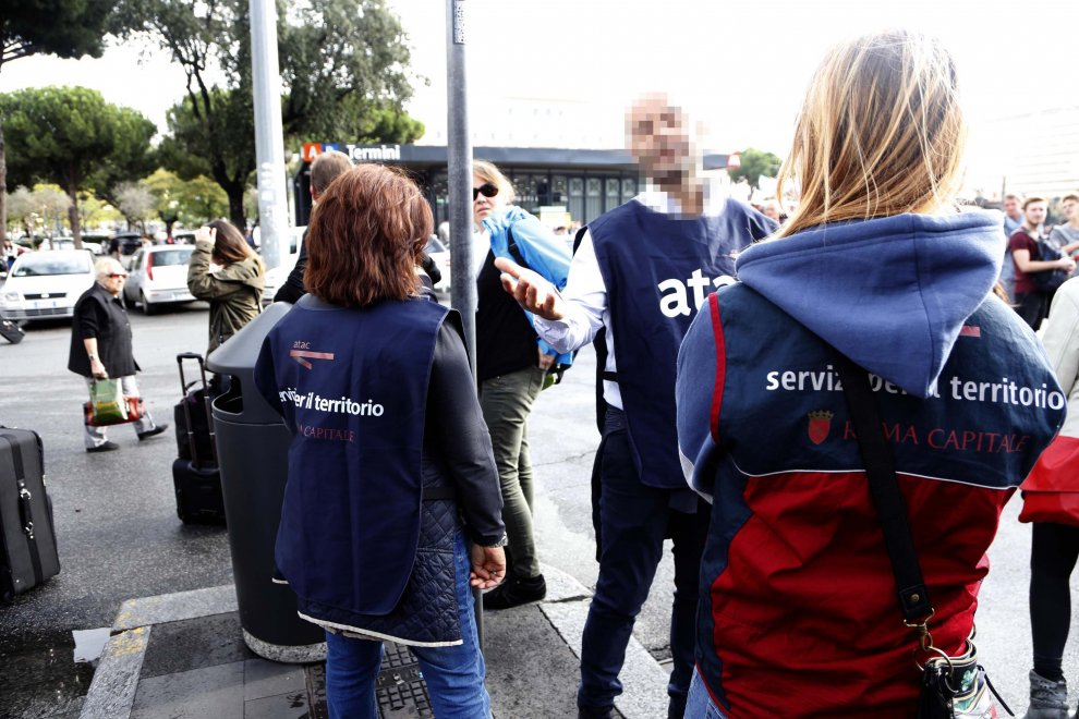 Verificatore Atac si faceva dare dai turisti senza ticket 50 euro in contanti, ora potrebbe perdere il suo lavoro