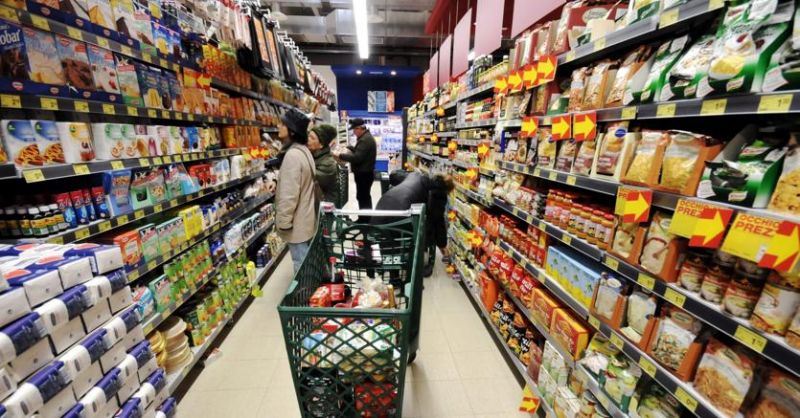 Vendite al dettaglio: -0,5% su giugno e + 2,6% in un anno