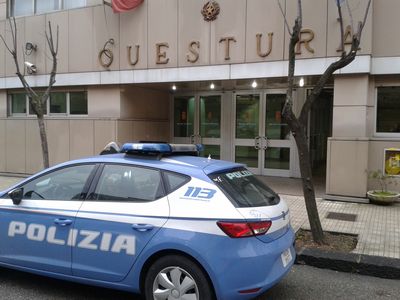 Prende a calci il bimbo di un immigrato perché si era avvicinato al suo. Incredibile episodio a Cosenza