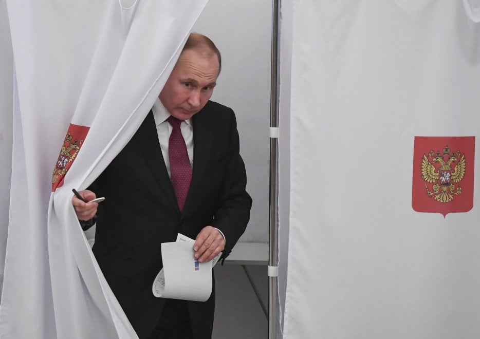 Putin per la prima volta non trionfa alle elezioni e perde molti voti