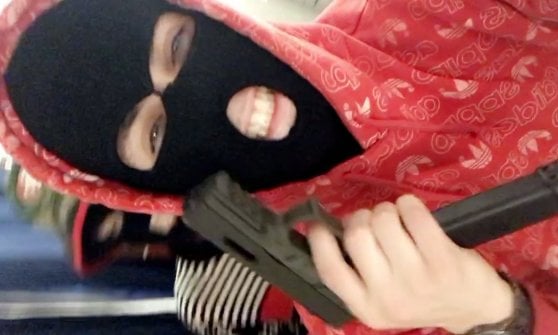 Omicidio Cerciello, foto di droga ed armi nei telefonini dei due americani. Svolta dalle perizie, le impronte di Hjorth trovate sui pannelli che celavano l’arma del delitto