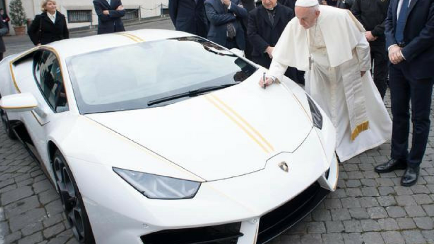 Il Papa autografa una Lamborghini e incassa in beneficienza 900mila euro
