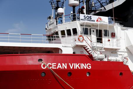 Porto sicuro (Lampedusa) per la Ocean Viking. Franceschini: “Finita la propaganda della Lega” Salvini: “E’ la resa”. Germania pronta ad accogliere un quarto dei migranti che arrivano in Italia