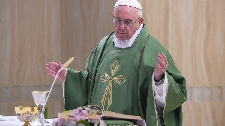 Il Papa, la crisi e i Governi e le parole di Paolo VI: “La politica è la forma più alta della carità. Qualche politico merita gli insulti, ma noi preghiamo per loro”